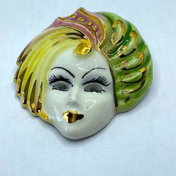 Ceramic mask brooch  - Picture 1 of 9